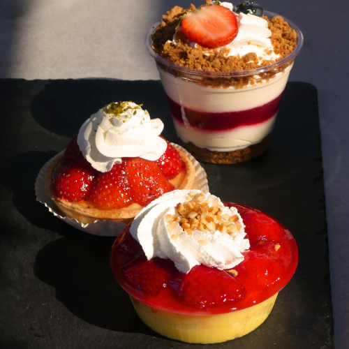 Pâtisseries aux fruits rouges, fraises, chantilly