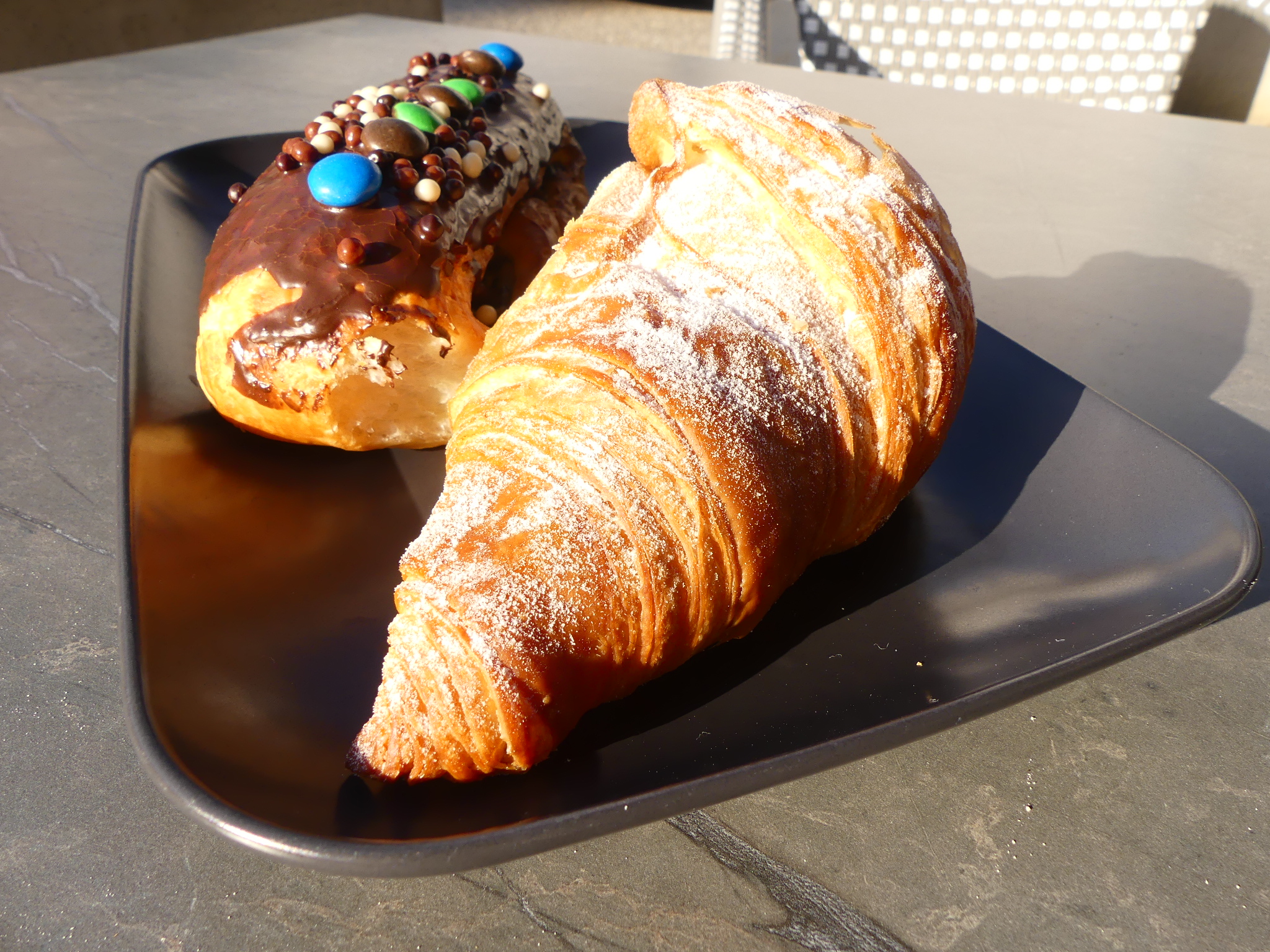 Petit pain suisse chocolat smarties et croissant pralin